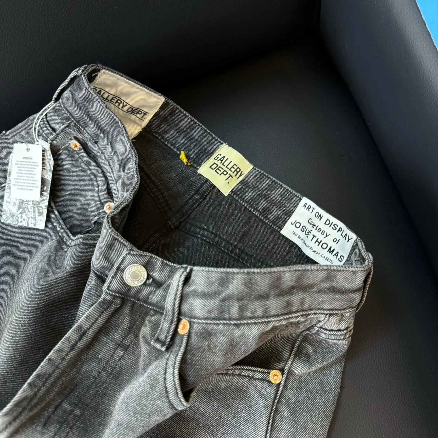 P240 Style No.: D218 GALLERY DEPT & Chrome Hearts Co-branded loose washed flared jeans with cross stitching to truly restore the ultimate vintage texture. Original hardware accessories, washed and other elevators, QR code analysis are all from the original factory, high degree of restoration, you are welcome to compare with a certain product~ Three-dimensional version Loose and comfortable, not picky about the figure, taller and slimmer, factory Seiko, original factory quality control, same style for men and women, can be matched with couples, versatile recommendation, must-have jeans for all seasons Trendy people have been disappointed. From the quality selection of fabrics, the tailoring of details, and the matching of patterns, everything is impeccable! The upper body is so handsome when worn...it can be easily worn by men, women and children! The craftsmanship uses heavy-duty washed pure cotton denim fabric. After washing, it is soft and thick. It is very stylish when worn on the body. Size: 28, 30, 32, 34, 36 (S-XXL) Color: Stitching